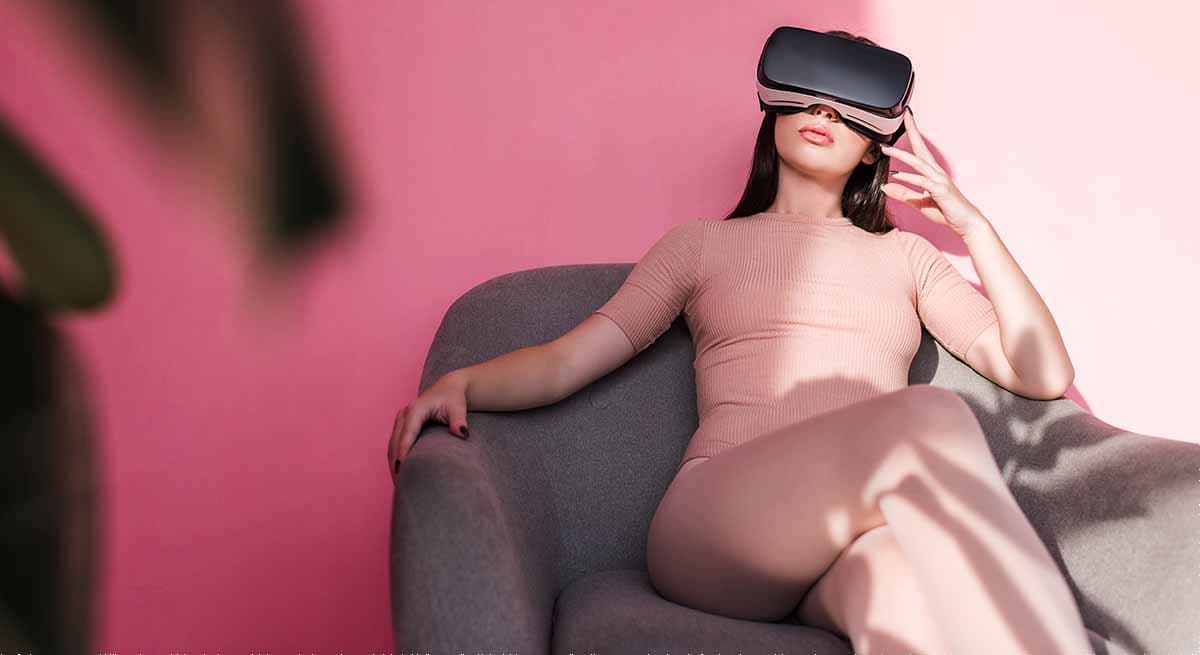 dame med VR-briller