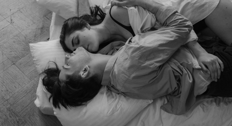 Erotisk novelle kvinne kysser nakken til mann