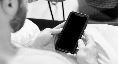 Erotisk novelle mann holder mobil