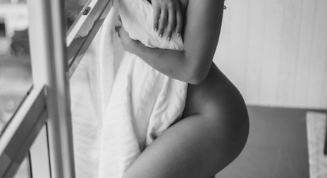 Erotisk novelle kvinne står med håndkle