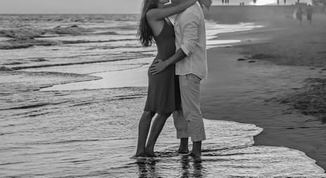 Erotisk novelle par som står på stranden og kliner