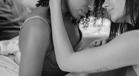 Erotisk novelle to kvinner som kysser