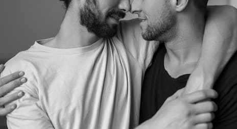 Erotisk novelle to menn som holder rundt hverandre