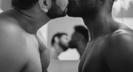 Erotisk novelle to menn som kysser