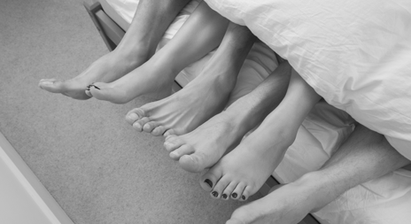 Erotisk novelle føtter i enden av sengen