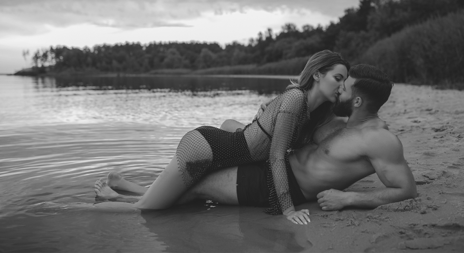 Erotisk novelle par som kysser på strand