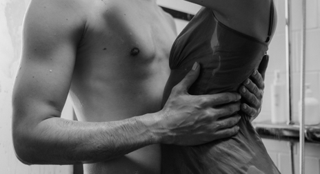 Erotisk novelle mann i bar overkropp