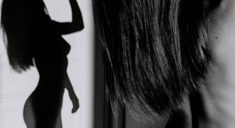 Sexy dame på seng med undertøy