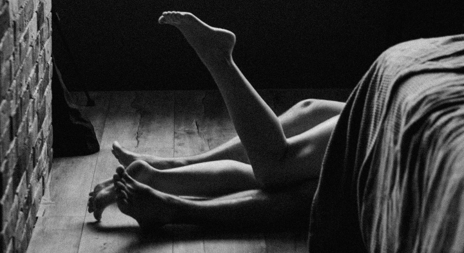 Erotisk novelle par som ligger på bakken med beina i været