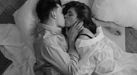 Erotisk novelle par kysser lidenskapelig i seng