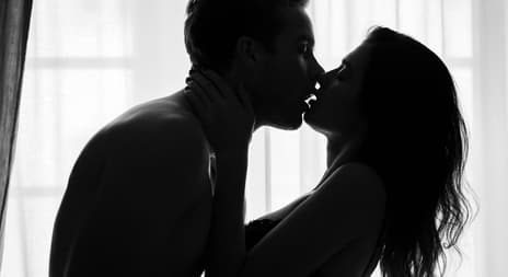 Erotisk novelle par som kysser i mørket