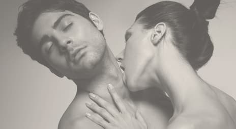 dame kysser mann på halsen