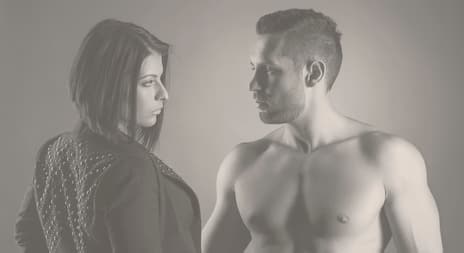 dame og mann som ser på hverandre