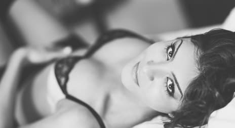 erotisk novelle dame ligger på seng og fantaserer