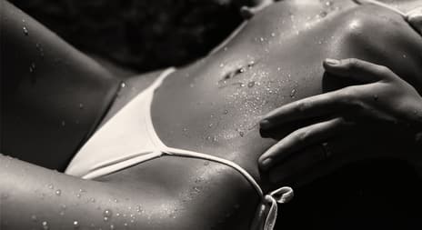 erotisk novelle kvinne i bikini