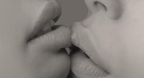 erotiske noveller: to kvinner kysser