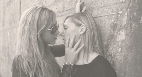 erotiske noveller: to kvinner i et nestenkyss