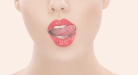 Dame som slikker seg på leppene