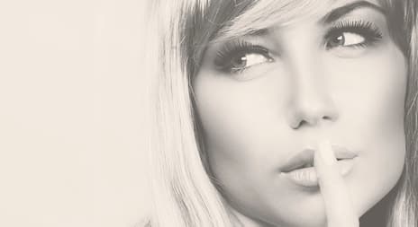 kvinne som sier hysj