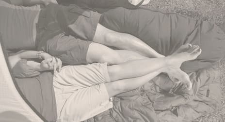 mann og dame holder hender i ett telt