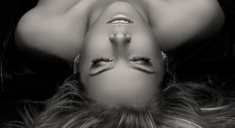 dame med lukkede øyne