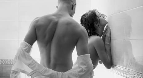 erotiske noveller: par har sex i dusjen