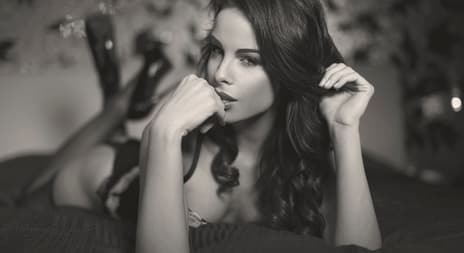 erotiske noveller: forførende dame på sengen