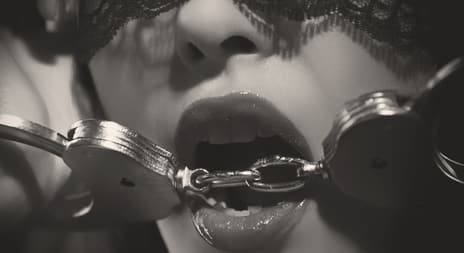 kvinne med blindfold og håndjern