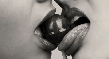 erotiske noveller: To jenter slikker en kjærlighet sammen