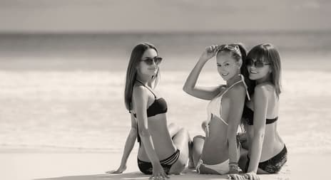 erotiske noveller: tre venninner på stranden