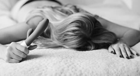 Kvinne med vibrator i hånden