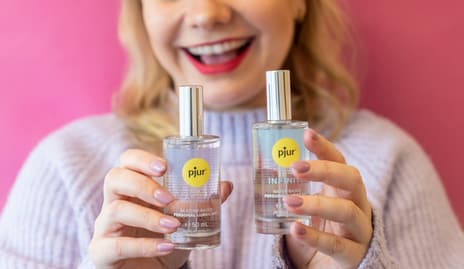 Glidemiddel holdes i kvinnehånd