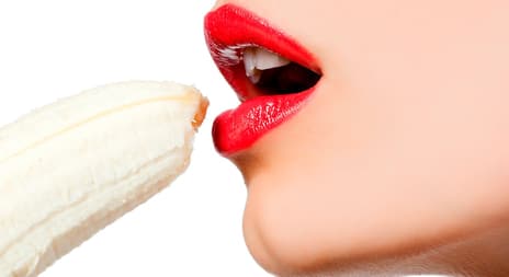 Kvinne som spiser en banan