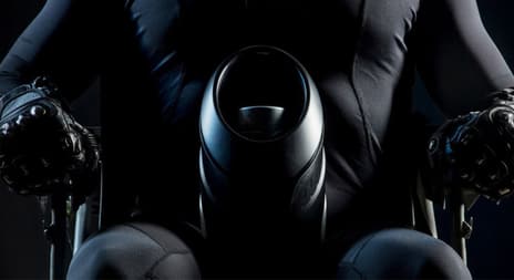 Fleshlight Launch mann i stol med maskinen mellom bena