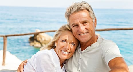 eldre par i omfavnelse