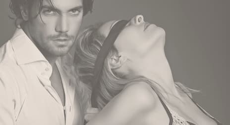 dame med bind for øynene og ryggen inntil en mann - erotisk novelle - rådgiveren - illustrasjonsfoto, Shutterstock