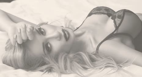 blond dame i undertøy på en seng - erotisk novelle - en lett nattbris - illustrasjonsfoto, Shutterstock