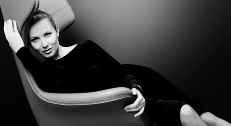 dame i sort kjole ligger i en stol - erotisk novelle - en spesiell handletur - illustrasjonsfoto, Shutterstock