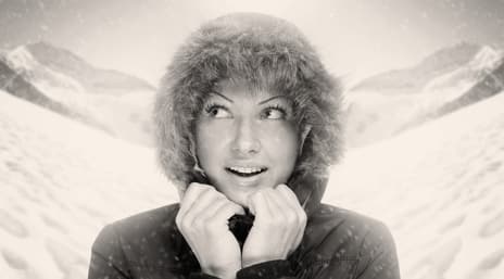 dameansikt-med-lue-på-fjellet