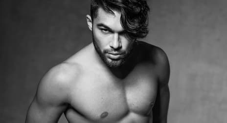 Mann med forførende blikk