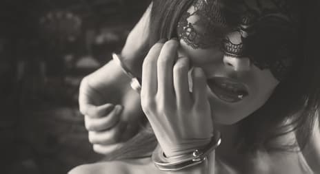 kvinne med blindfold og håndjern