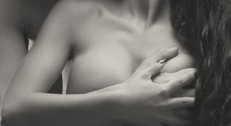 erotiske noveller mann tar på kvinnes nakne pupper