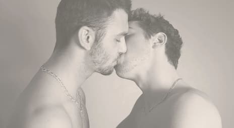 Erotiske noveller homofile menn kysser