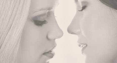 erotiske noveller: to jenter i et nestenkyss