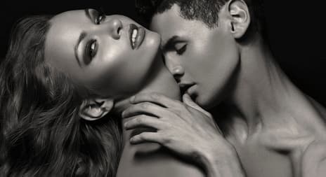 mann kysser dame på halsen - erotisk novelle - hud mot hud - illustrasjonsfoto, Shutterstock