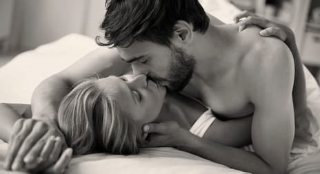 par-som-kysser-i-sengen