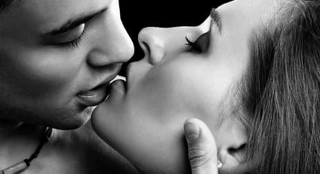 Mann og dame som nesten kysser - erotisk novelle - middag hos svigers - illustrasjonsfoto, Shutterstock