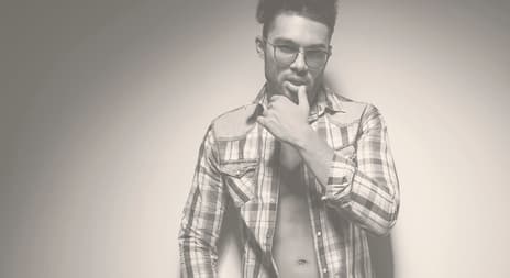 Sexy mann med åpen skjorte og solbriller