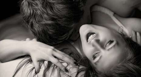 mann-kysser-dame-i-sengen