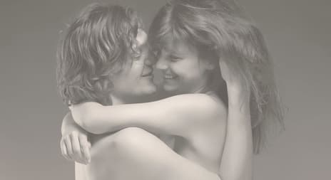 par omfavner hverandre og ler.foto.